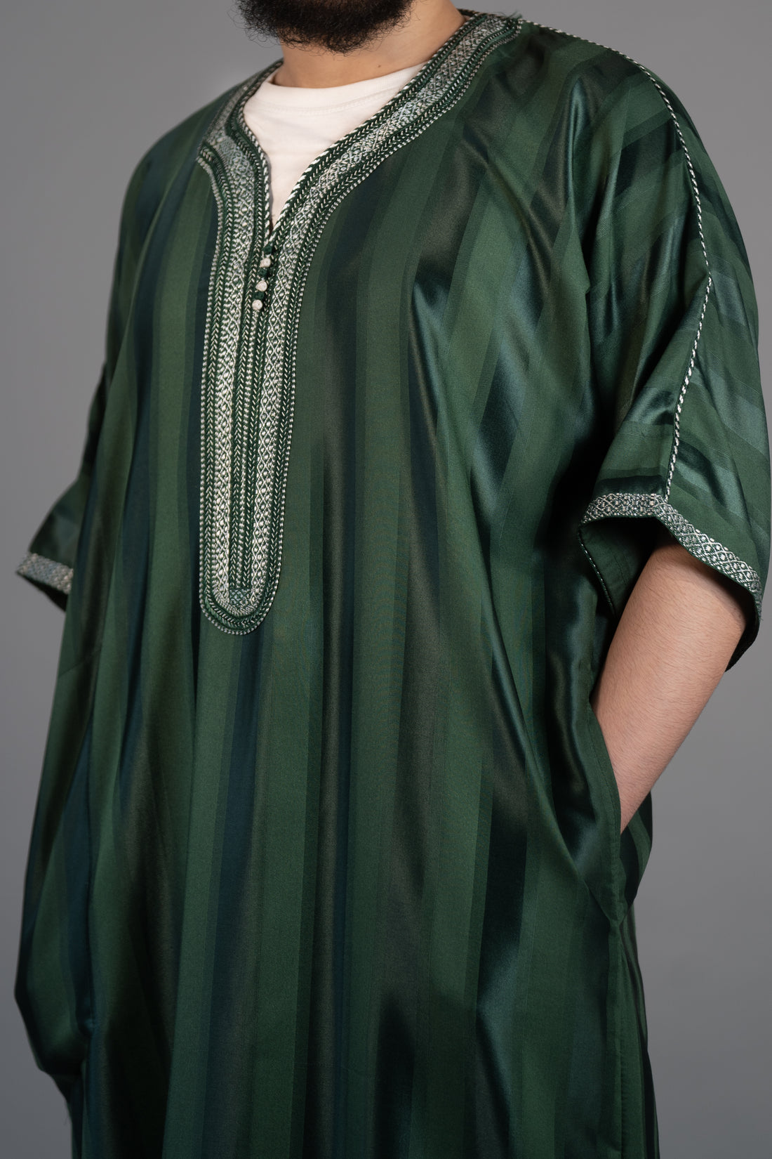 Why do moroccan thobes have one pocket?